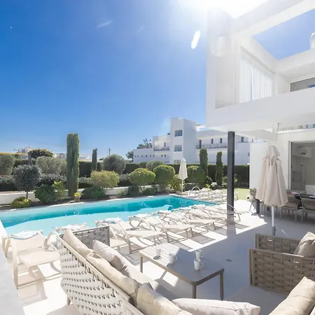 Kube Luxury Vila *