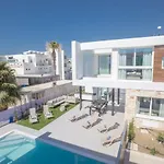 Kube Luxury Villa *