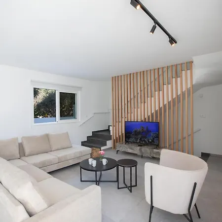 Kube Luxury * איה נאפה