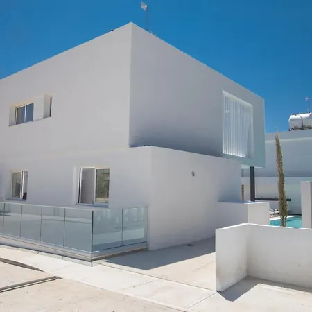 Kube Luxury Villa *